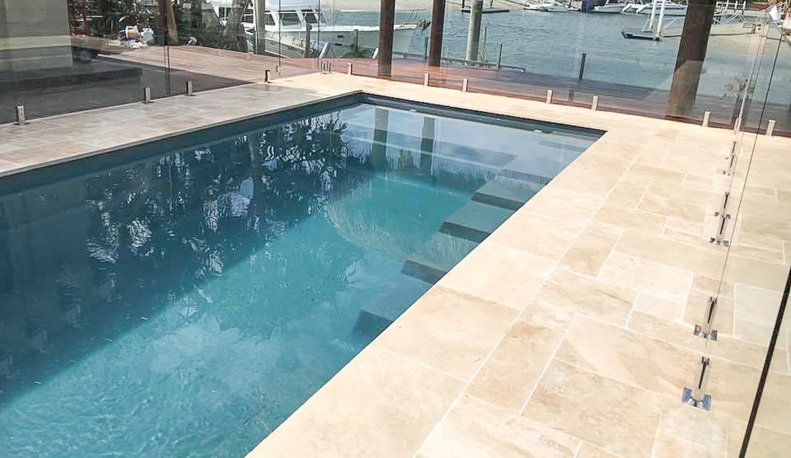 Leisurepools Elite høyvannsledning 3,8 × 8,1–9,1 m, 1,5 m dybde