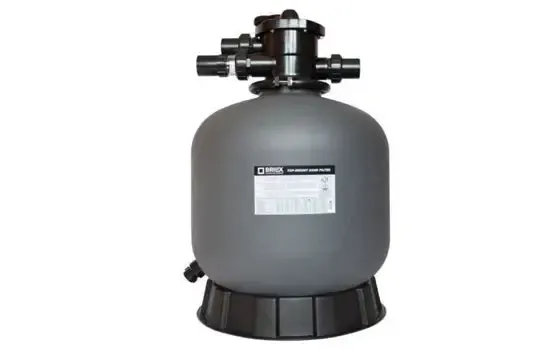 Grå cylindrisk Brilix P350 sandfilter med svart topp och bas, Danfoss-etikett