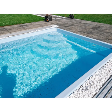 Modern glasfiberpool Papeete med klarblått vatten och vita stenar