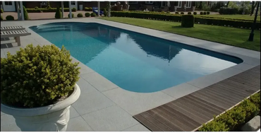 Natura Kiruna paket med rektangulär pool i klarblått vatten