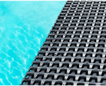Svart texturerad gummimatta med spår för minipool wellness pool