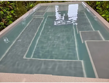 Rektangulär wellness pool ovanmark Mira390 med geometrisk design och grå betongkanter