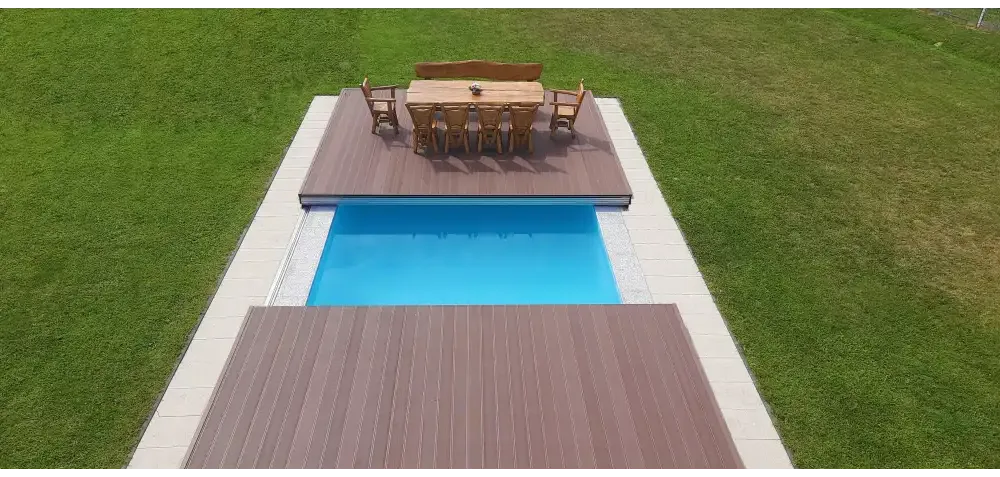 Rektangulär blå pool med Nivo Deck och elegant trätrall