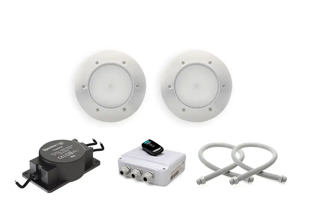 Varje paket innehåller fyra infällda LED-lampor med metallramar