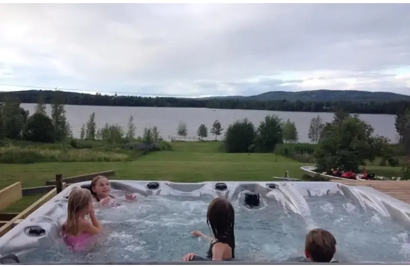 Grå PassionSpa Ecstatic Mighty Wave Spabad med bubblande vatten och fyra personer