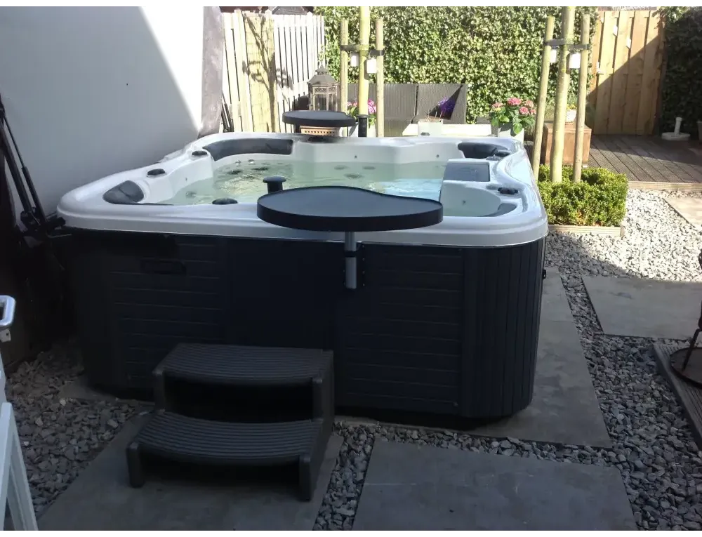 PassionSpa Joy-spabad – hvit og svart, integrert bord, Signature Collection PassionSpa Joy-spabad – hvit og svart, integrert bord, Signature Collection