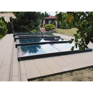 Moderna glastakpaneler med svarta ramar i Pooltak Mästare PLUS 4×8 enkelskena, 6 mm klarplast