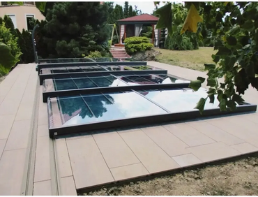 Modern Pooltak Mästare Plus med glasdesign och svart ram över poolpatio