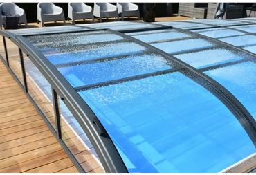 Bågad pooltak Nivo Kit 750B med svart ram och blåtonade paneler