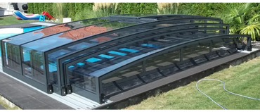 Pooltaket Special i RAL7016 antracit profiler med svart ram och valvdesign