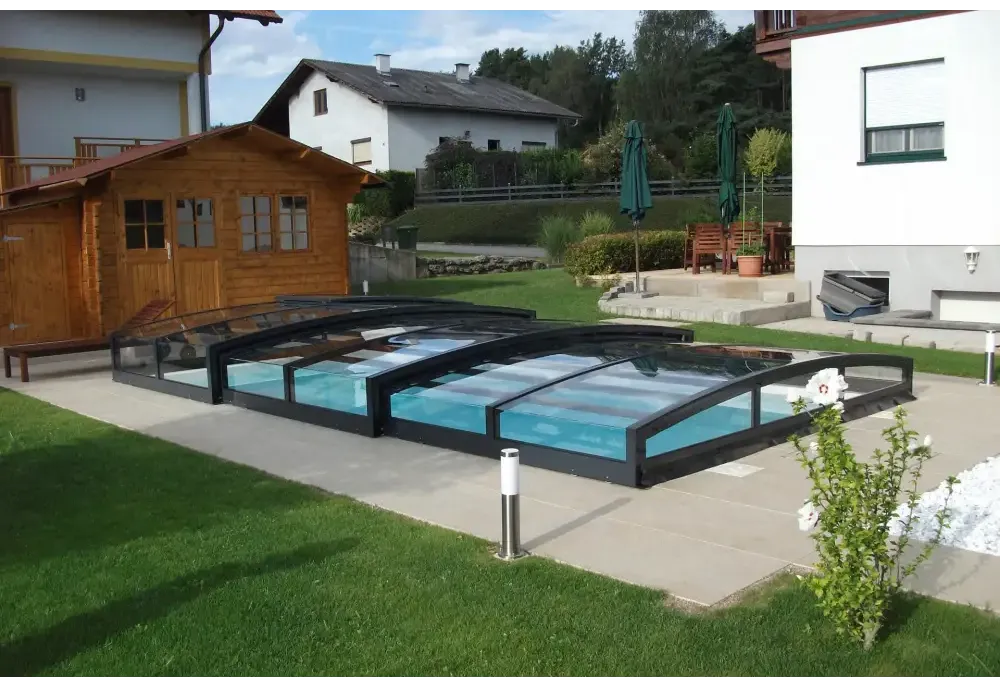 Pooltak special med böjd glasdesign och svart ram för pool 4x10