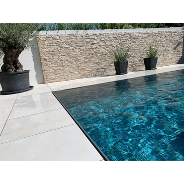 Pooltime Exclusive overflow pool med turkost vatten och svarta kakelkanter