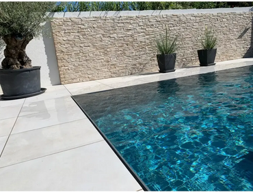 Pooltime Exclusive overflow med ljusgrå kaklad kant i turkosa vatten