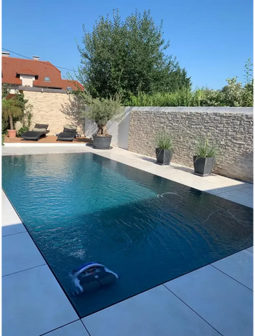 Pooltime Exclusive Overflow med turkos blå robotpoolrengörare i vatten