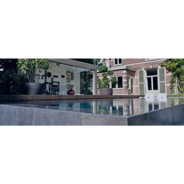 Pooltime Exklusiv Infinity pool med modern infinitykant och grå sten