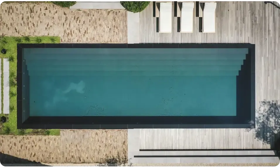 Pooltime Exclusive Infinity-basseng – turkisblått vann, svarte fliser Pooltime Exclusive Infinity-basseng – turkisblått vann, svarte fliser