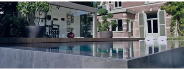 Pooltime exklusiv infinity med turkost vatten och svart kakel