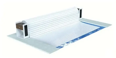 Vit uppblåsbar Top One ovanmark pooltäckning med vit rullbar design, blå mönstrad kant och trähandtag