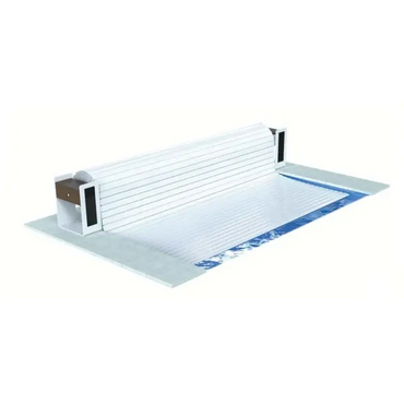 Vit uppblåsbar Top One ovanmark pooltäckning med vit rullbar design, blå mönstrad kant och trähandtag