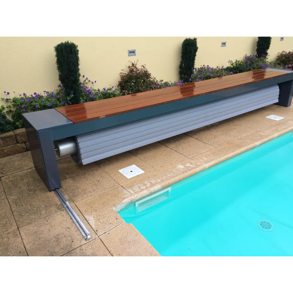 Modern poolside bänk med 60x14mm lameller från Topmoov Ovanmark