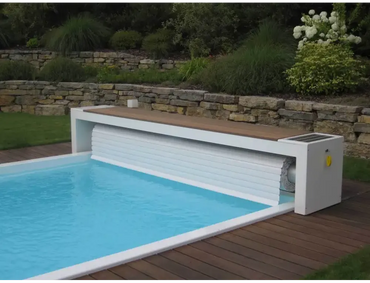 Vit pooltäck med trädeck och Topmoov ovanmark 5m bredd 60x14mm solpanel