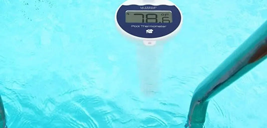 Digital pooltermometer visar 78,6°F i turkost simvatten vid stege