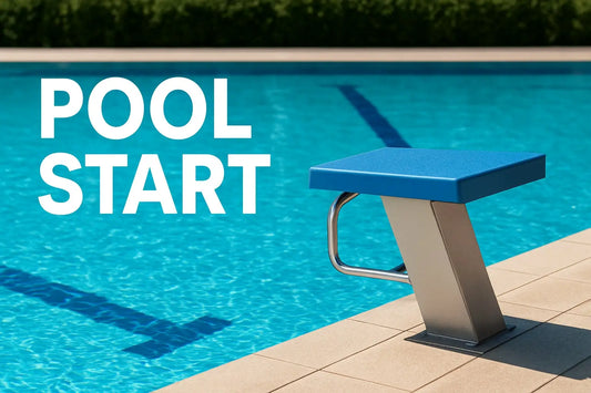 Blå poolstartbock med silvermetallic bas och böjd handrail för perfekt poolsäsongstart.