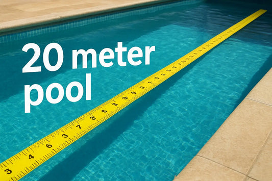 Gul måttband med svarta siffror i blå poolvatten mot pooldrömmen 2026
