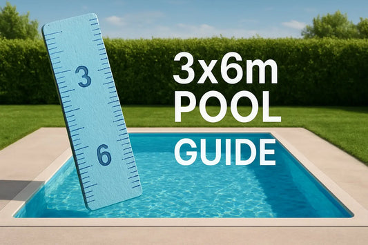 Ljusblå träregel lutad i 3x6m pool för harmonisk trädgård