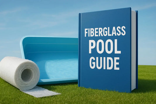 Blå hårdinbunden fiberglaspoolguide på gräs.