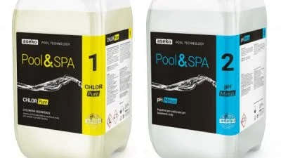 To hvite plastkanner merket Pool & Spa – svarte, gule og blå etiketter med bølgemønster