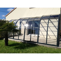 Svartramad altantak terasstak med valvande glas för pooltak