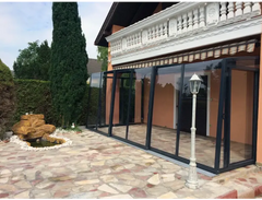 Terrassetak – svart ramme, tak med klare paneler, for basseng og terrasse