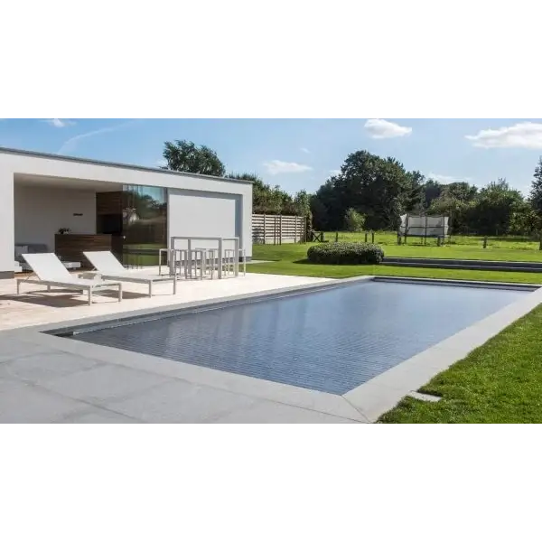 Modern rektangulär pool med mörkblå kakel och Aquatop nersänkt 60x14mm