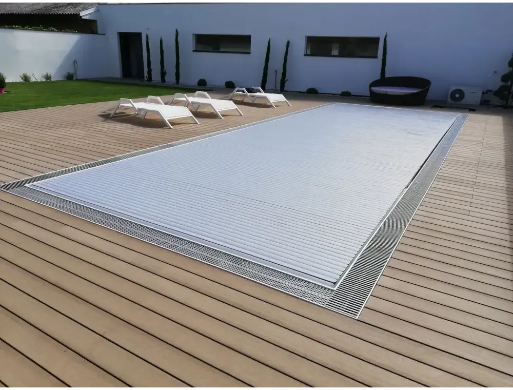 Silver Aquatop nersänkt pool 4m bredd med ribbad metalltäck