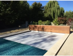 AquaTop-bassengtrekk med opprulling over vannflaten – stilfull utforming, sølvfarget overflate, 60 x 14 mm, over bassengkanten