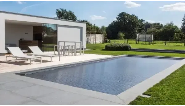 Modern blå pool med extern motor och 60x14mm ram, mörkblå kakel