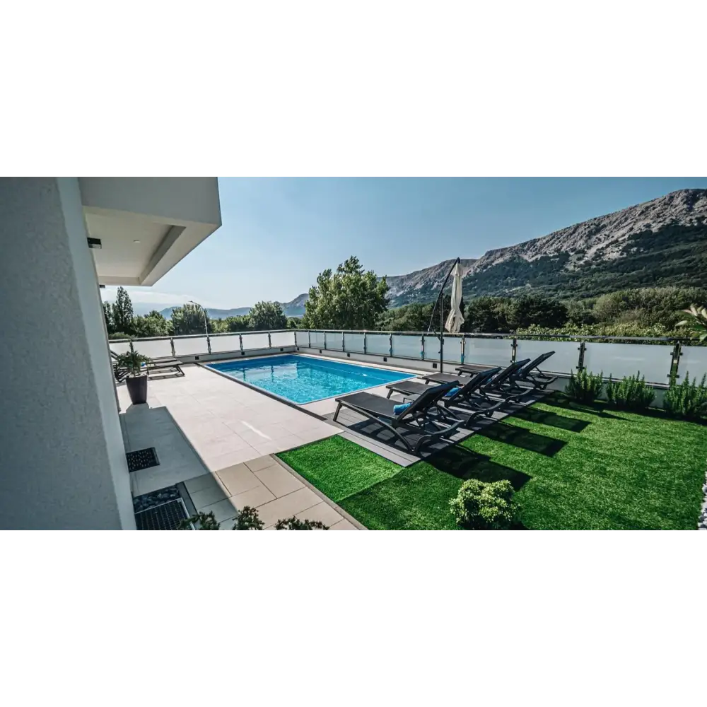 Blå rektangulär glasfiberpool Aruba med kaklad omgivning