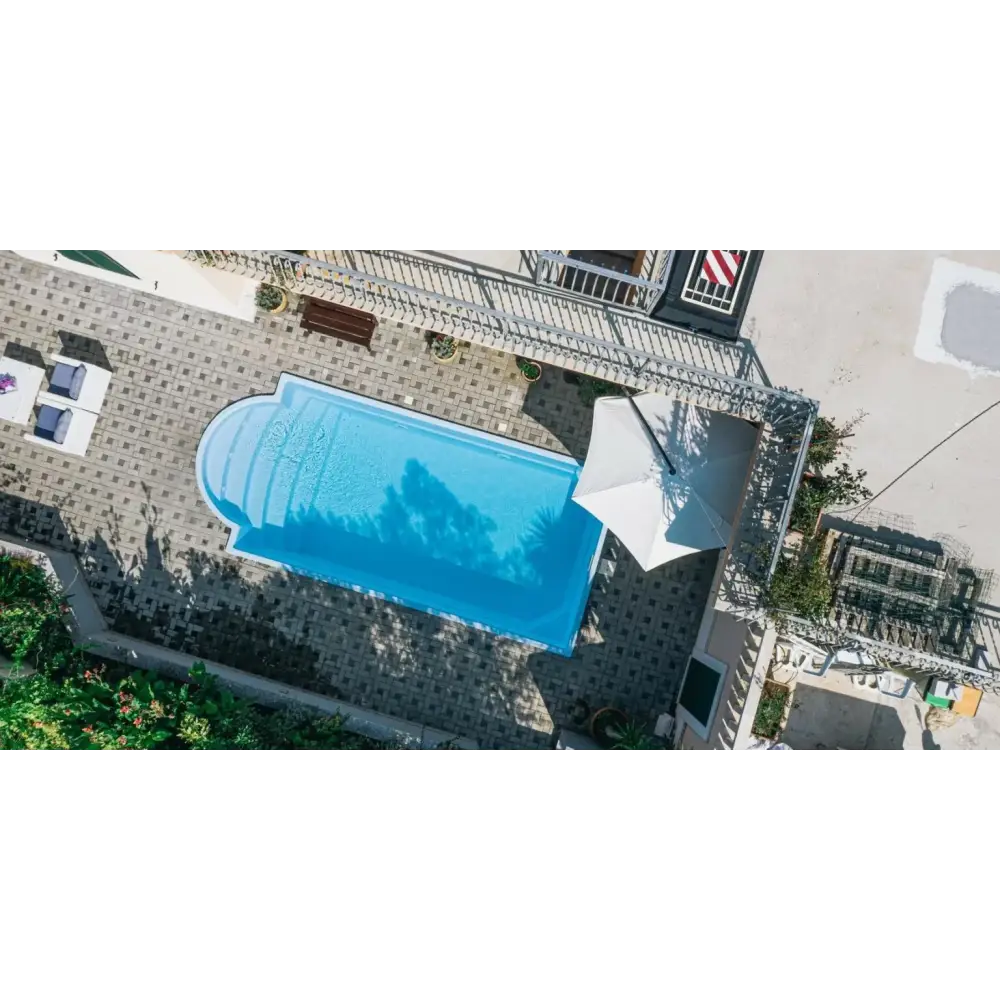 Blå rektangulär glasfiberpool Aruba med kaklad omgivning