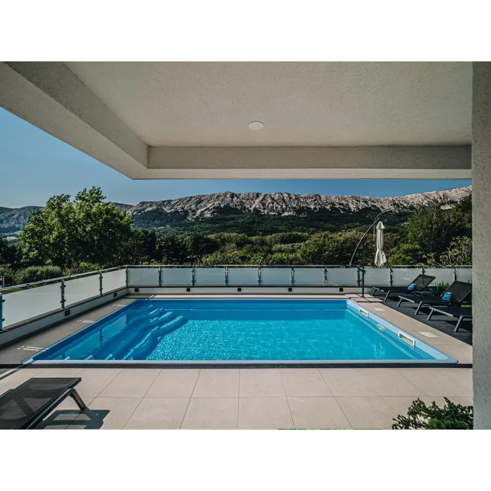 Rektangulär glasfiberpool Aruba med blåvatten och grå kant