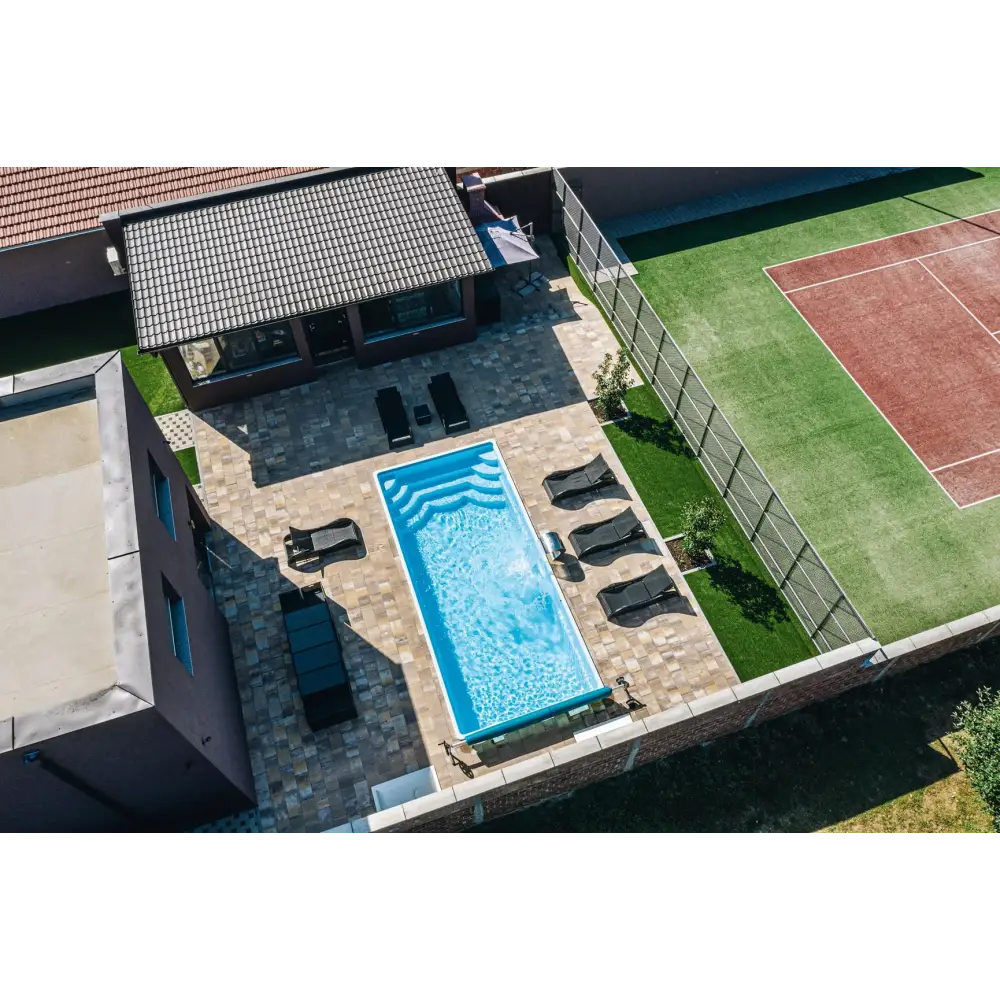 Rektangulär glasfiberpool Aruba Plus med blått klart vatten och vågor