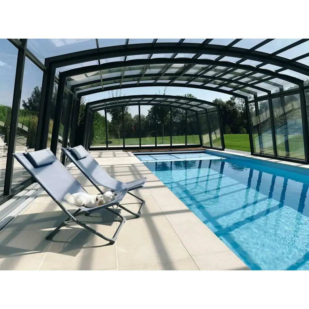 Ljusblå tygfåtölj med metallram vid glasfiberpool Bahama