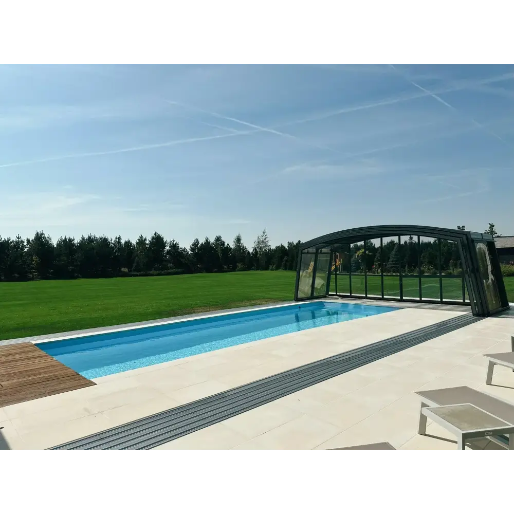 Rektangulär glasfiberpool Bahama med klart blått vatten och träplattform