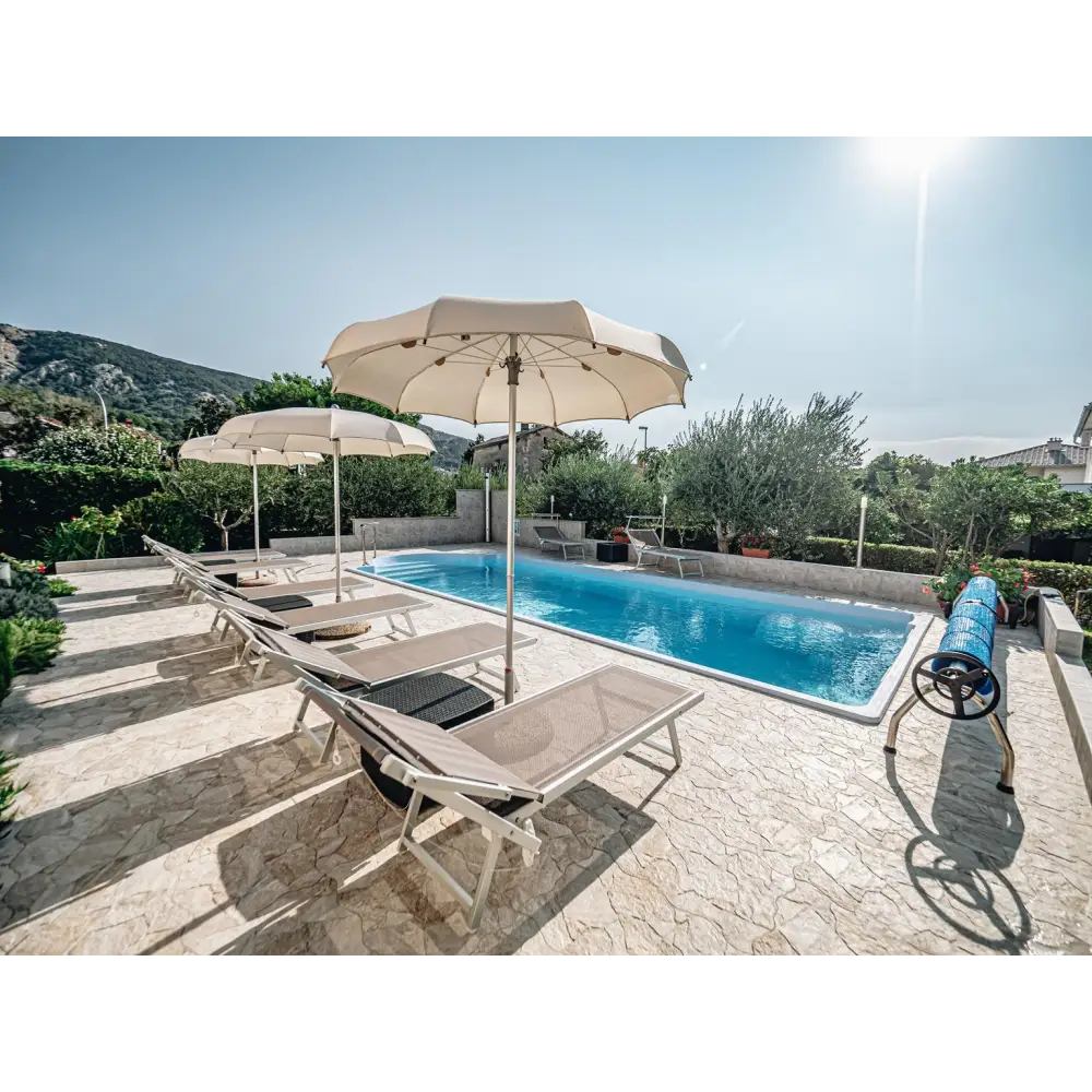 Beige tygparaply med metallram för pooltak vid speciella evenemang