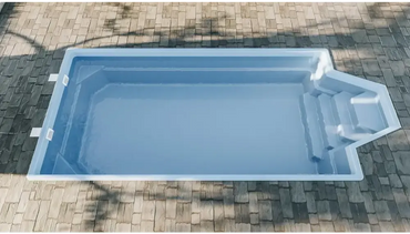 Grenada-glassfiberbasseng – lyseblå overflate, interessant form, komfortable sitteplasser