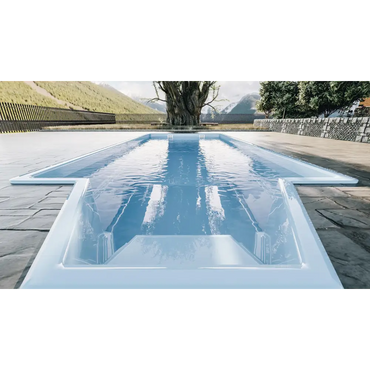 Modern medelstor pool Grenada 700 med ljusblått vatten och vit betongkant