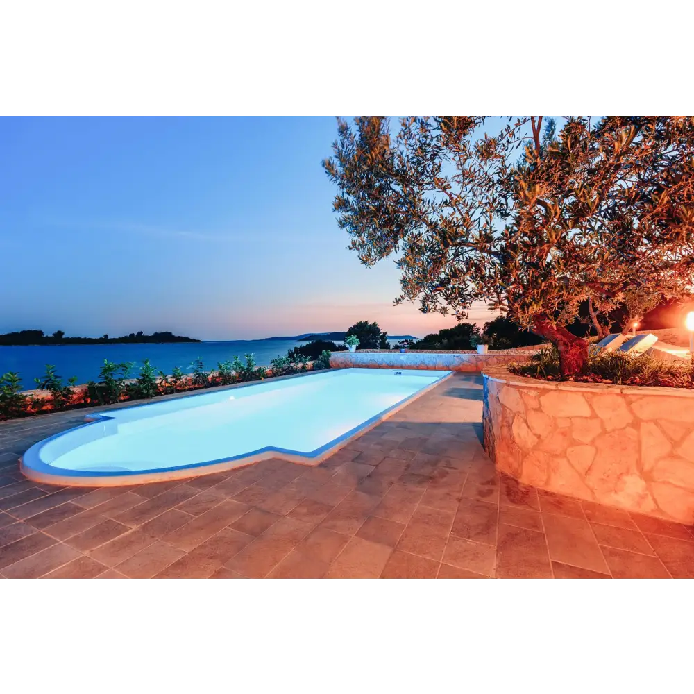 Glasfiberpool Haiti med avrundad trappa i trädgårdspool