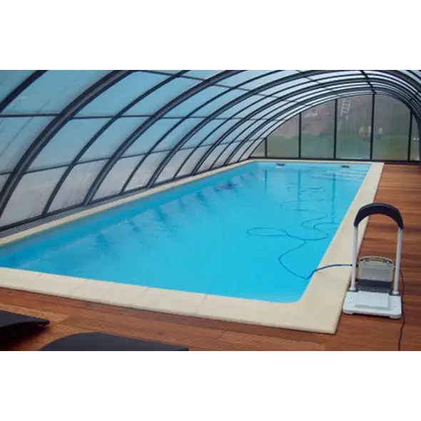 Blå inomhuspool med genomskinligt valv och trädeck för glasfiberpool Jamaika 25x3 75x1 50m