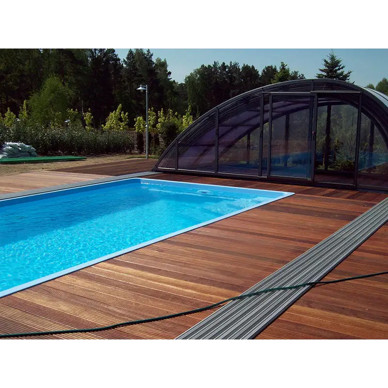 Rektangulär glasfiberpool Jamaika 25x3 75x1 50m med klart blått vatten, trädeck och valvformad glastäckning