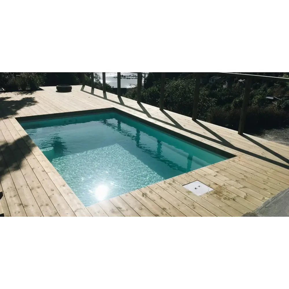 Glasfiberpool Mini Victoria med rektangulär form, turkost vatten och trädeck